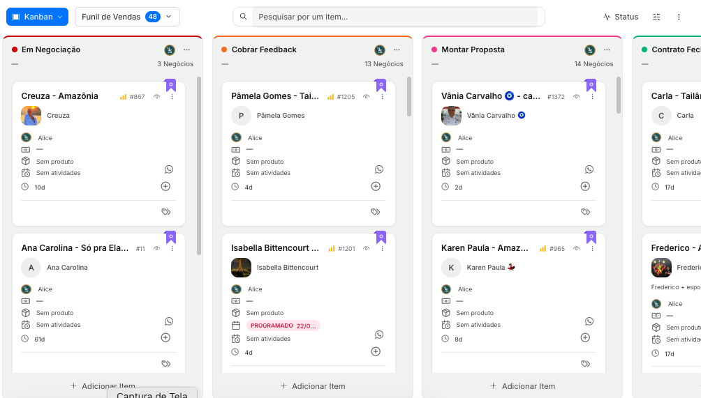 CRM com IA mostrando funil de vendas em formato Kanban